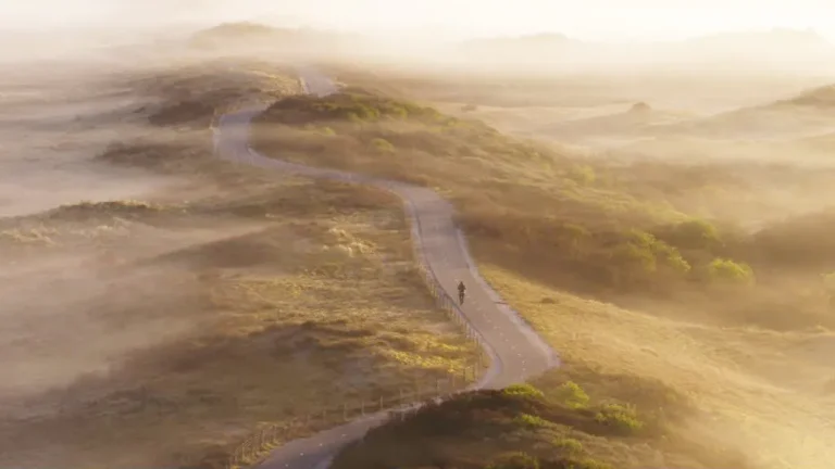 Wandelen aan zee tijdens de Coast Walk Nationaal Park Hollandse Duinen